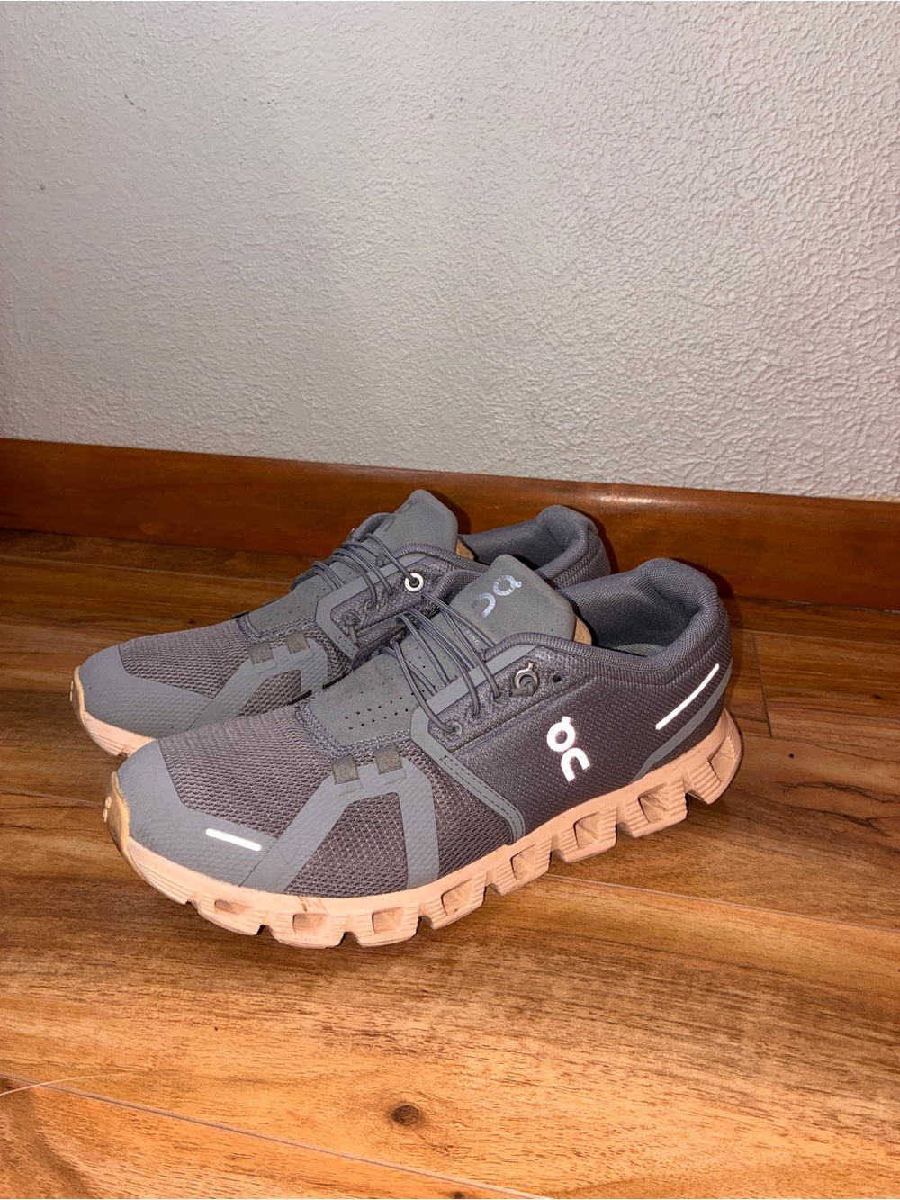 On Cloud 5 Women’s Athletic Running Sneaker Shoes, gray w/ peach soles- size 8